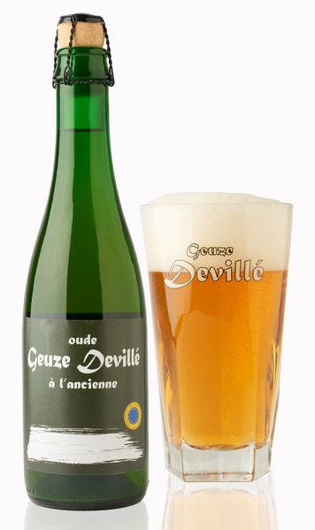 File:Den Herberg - Oude Geuze Devillé - glass and bottle.jpg