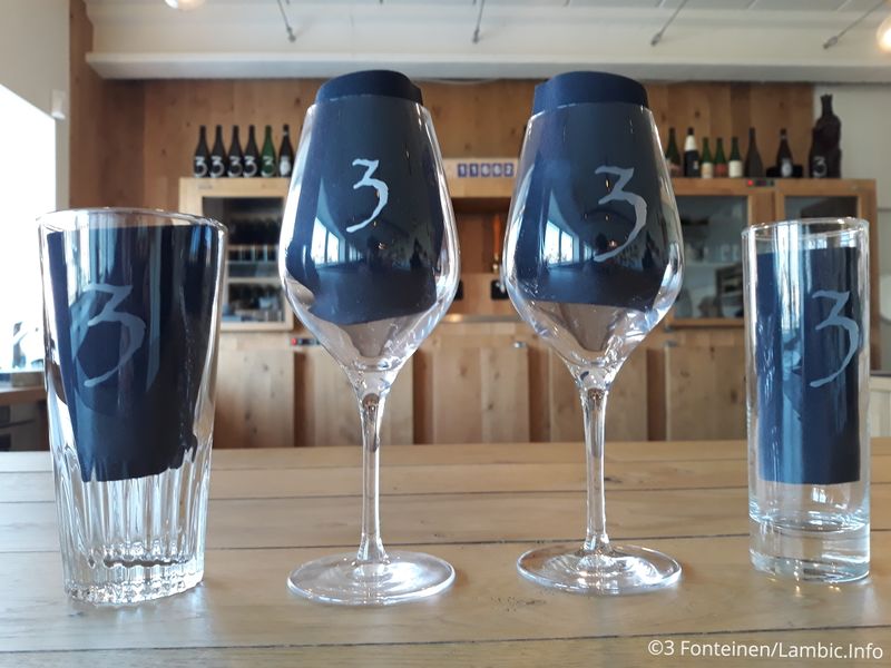 File:3 Fonteinen Papyrus 3 glassware set.jpg